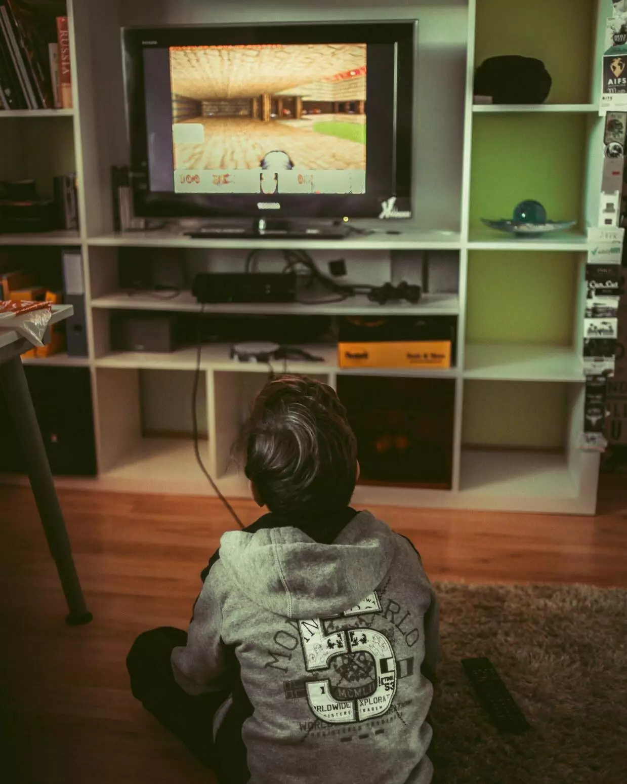 enfant qui joue a un vieux jeux sur ps3